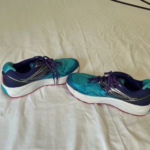 Saucony Ride 9 - less than 25 miles in these shoes. Great deal. Women’s 9 USA